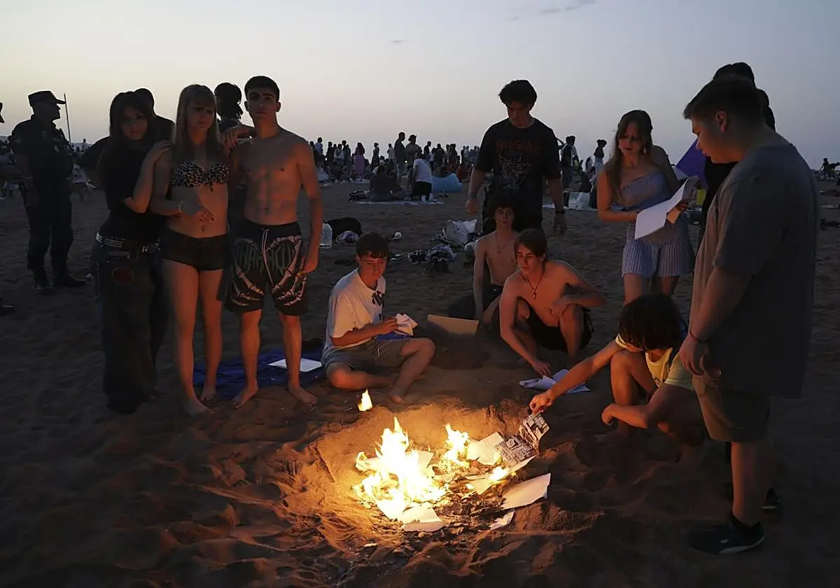 Noche de San Juan 2026 en Asturias: Hogueras, Rituales y Dónde Celebrar en la Playa