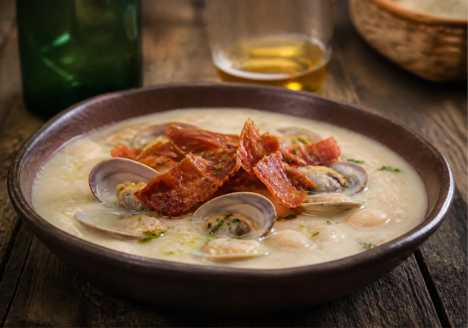 Cremoso de fabes con almejas y crujiente de jamón