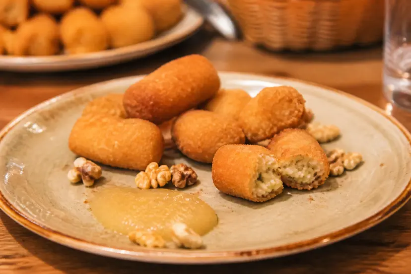 Croquetas de Cabrales con compota de manzana y nueces